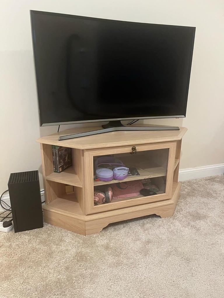 Gorgeous solid wood  tv stand in excellent condition 