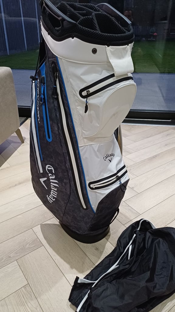 Callaway chev dry cart bag.