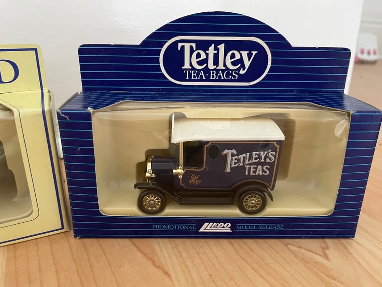 Bundle of die-cast models 