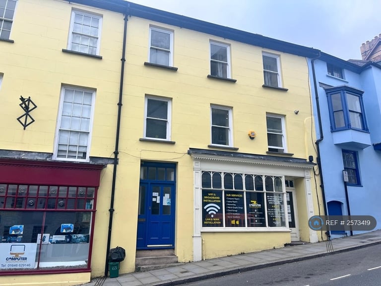 2 bedroom flat in High Street, Haverfordwest, SA61 (2 bed) (#2573419)