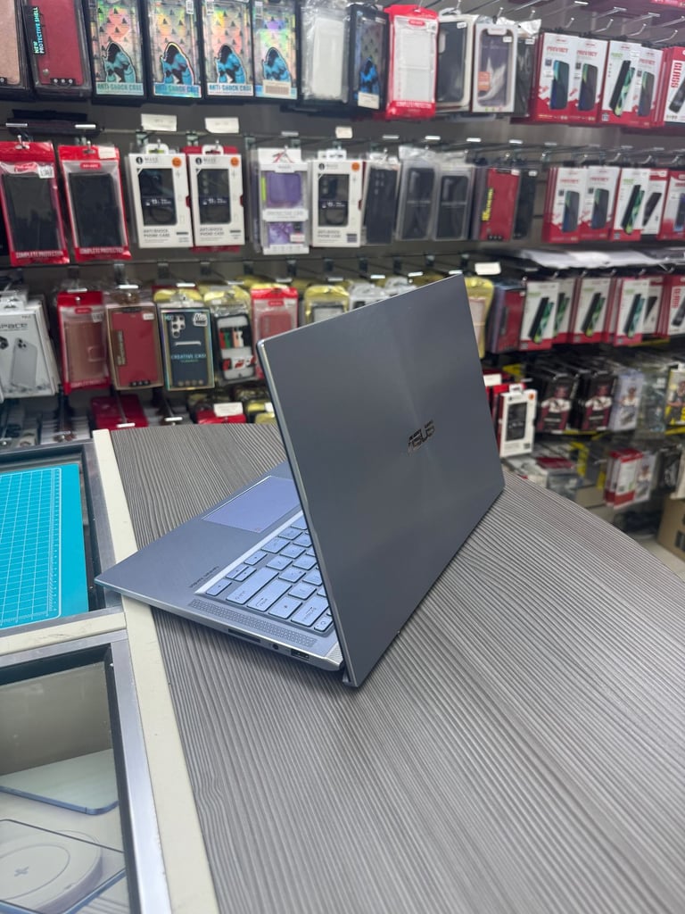 ASUS ZenBook AMD Ryzen 5 8/256GB in Excellent Condition