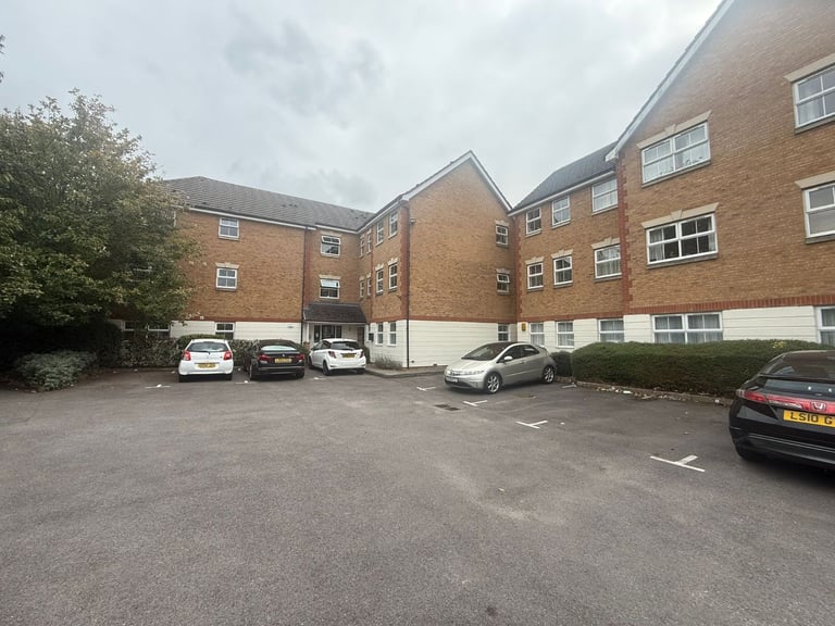 Two Bedroom Two Bathroom Flat in Headington near Slade Park