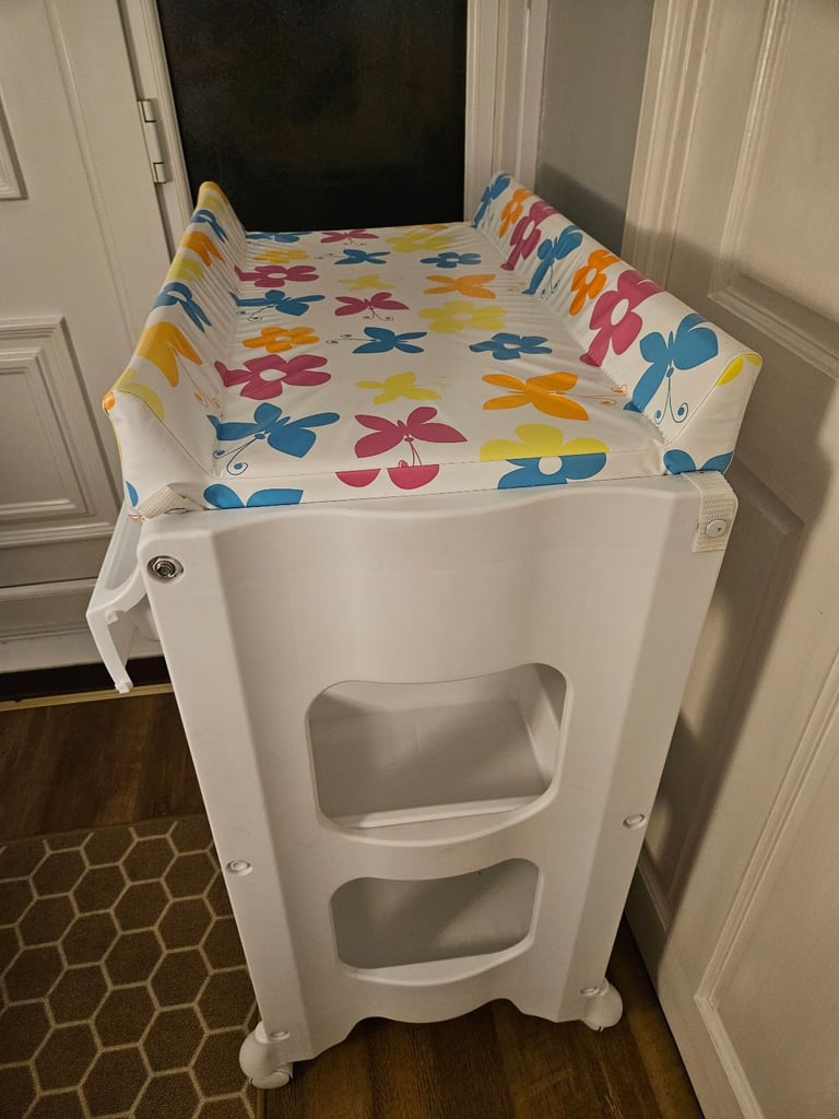 image for Changing table with bath tub