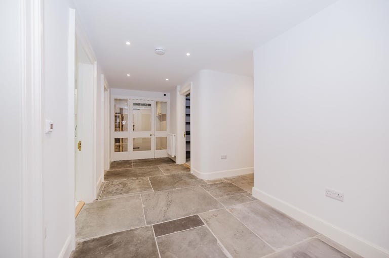 Incredible, 5 bedroom, HMO pending flat on Castle Terrace– available NOW