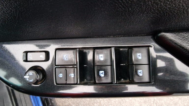 2017 Toyota Hilux 2.4 D-4D Invincible Auto 4WD Euro 6 4dr (TSS, 3.5t) PICK UP Diesel Automatic