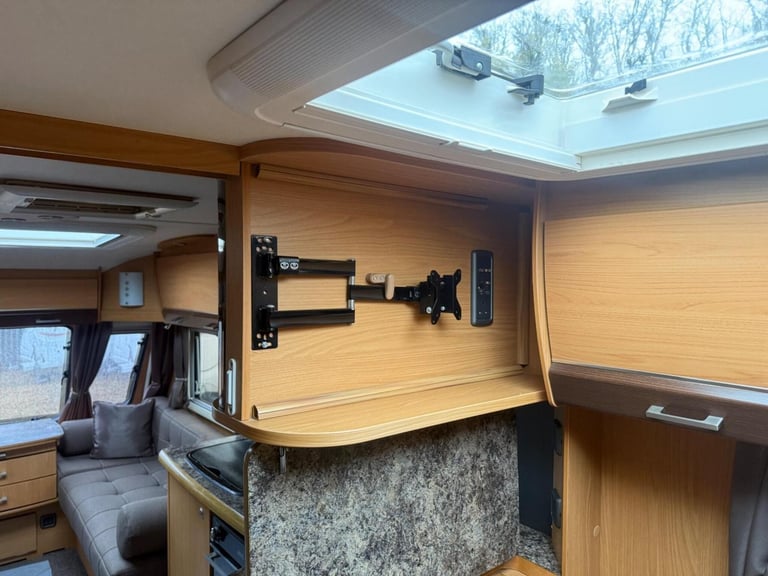 2011 Buccaneer Schooner Fixed bed end large washroom