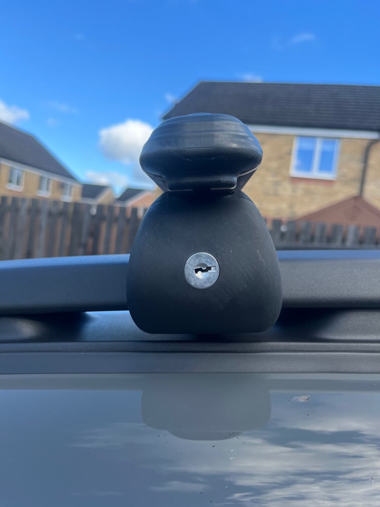 Lockable Roof Bars/Rack 130cm (black) for cars with raised rails