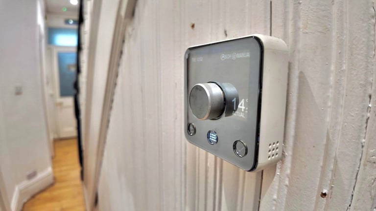 (Not a studio)En-suite loft room for single occupancy Postcode LU3 1DJ