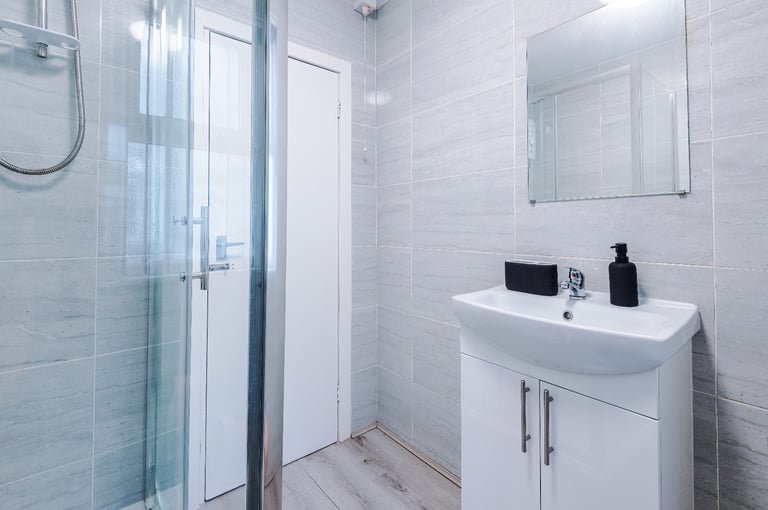Short/Mid Stays, Contractors, Large House in Anfield