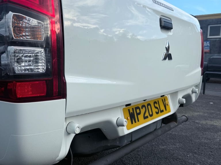 2020 Mitsubishi L200 2.2 DI-D DC 4Life Pickup Double Cab 4dr Diesel Manual 4WD Euro 6 (s/s) (150 ...