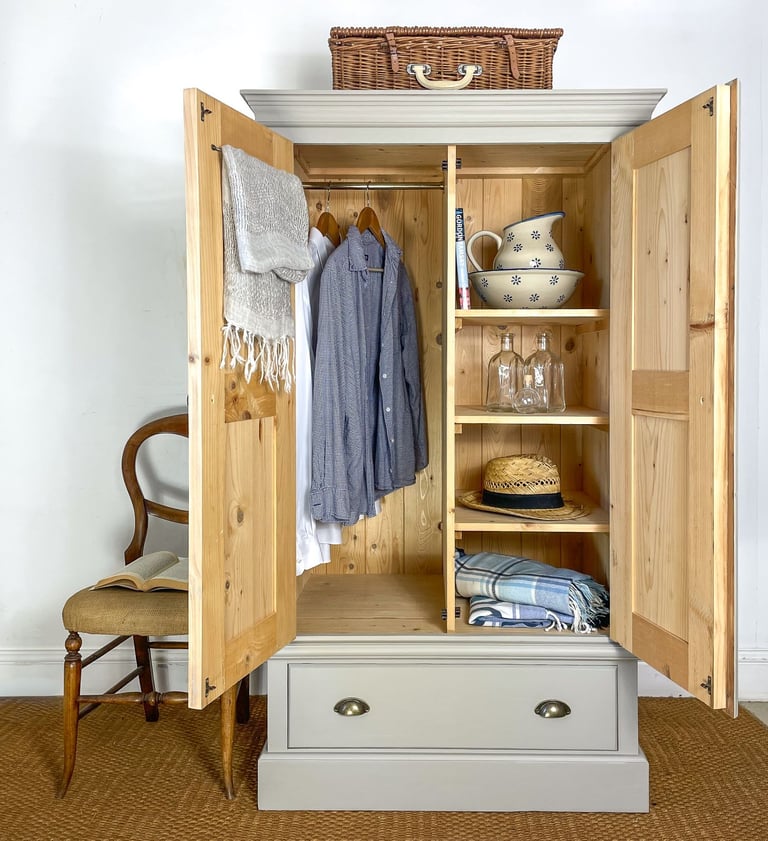 5.2ft Solid pine linen cupboard dresser cupboard wardrobe / Pantry larder
