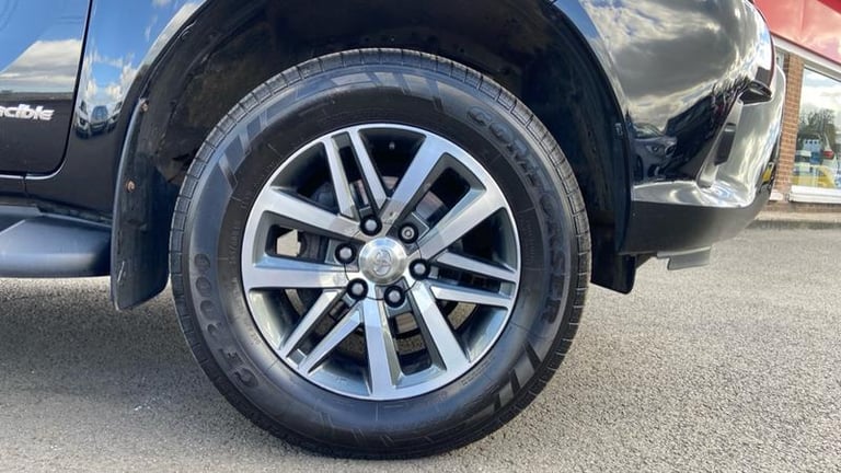 2019 Toyota Hilux 2.4 D-4D Invincible Pickup Double Cab 4dr Diesel Manual 4WD Euro 6 (s/s) (T Pic...