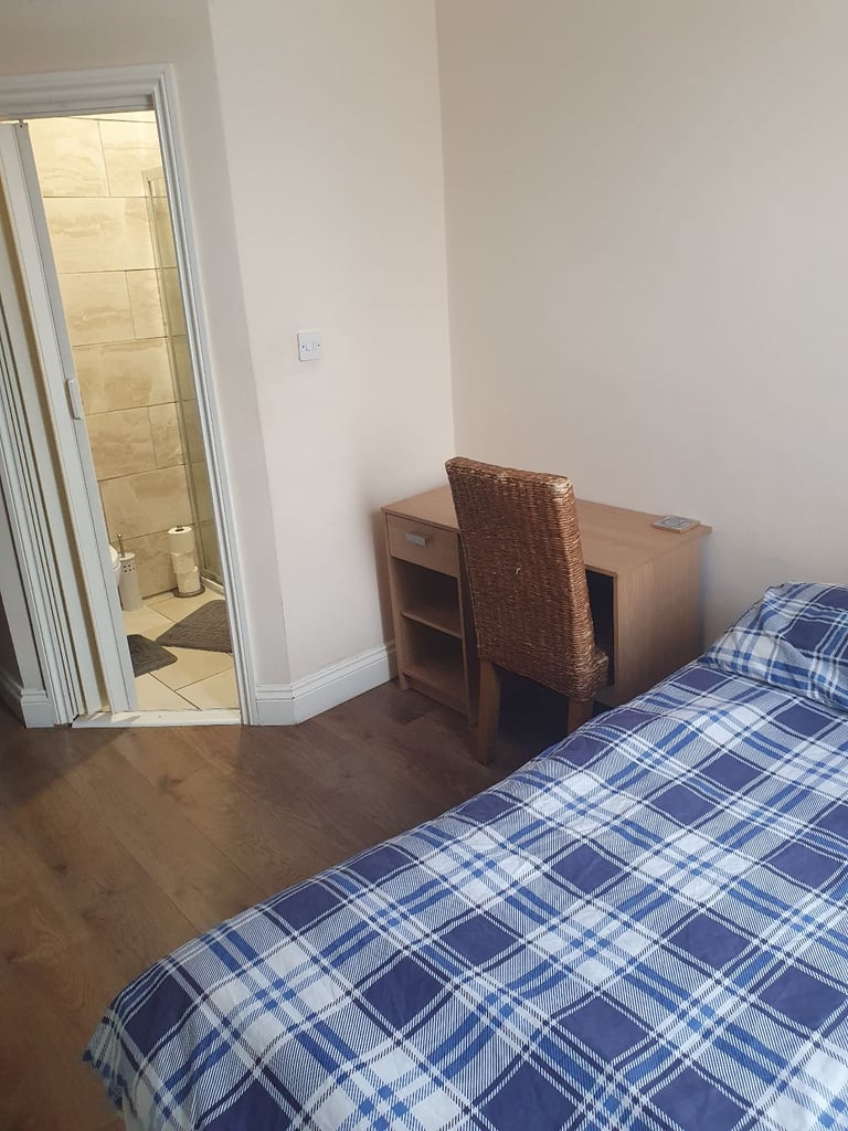 Full Ensuite Bedroom- Newcastle City Center-650PCM-All Bills Inc-No agents