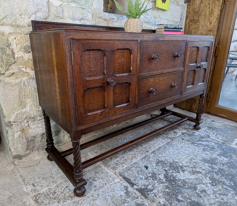 Arts & Crafts Oak Sideboard - Antique - Quarter Sawn Oak