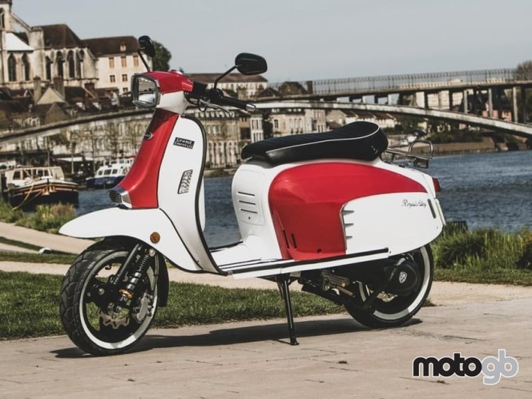 ROYAL ALLOY GT 125cc A Modern Classic Retro Automatic Moped Scooter