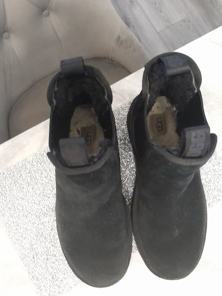 Black uggs 