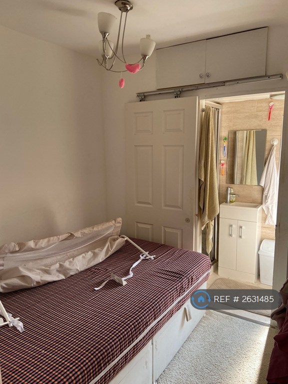 4 bedroom house in Chapel Road, Hounslow, TW3 (4 bed) (#2631485)