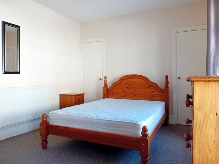 4 DOUBLE ROOMS IN WESTBURY STREET HOUSE TO RENT- STRICTLY STUDENTS ONLY.