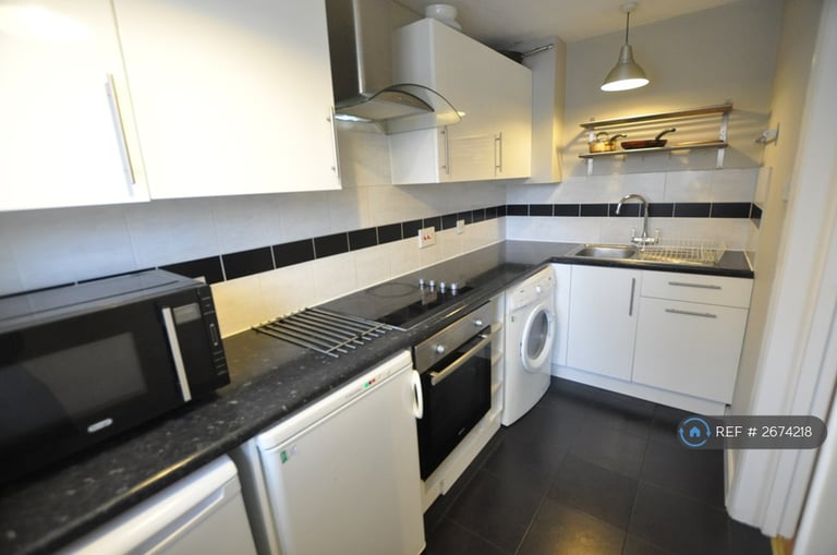 1 bedroom flat in New Ash Close, London, N2 (1 bed) (#2674218)