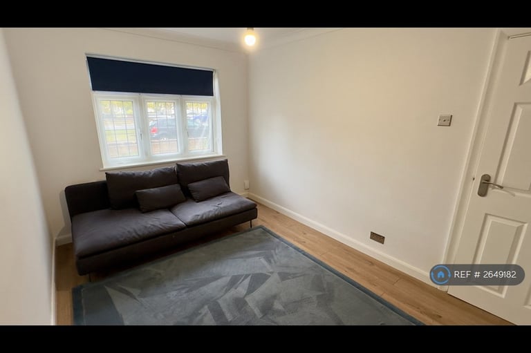 2 bedroom flat in Eastern Avenue, Ilford, IG2 (2 bed) (#2649182)