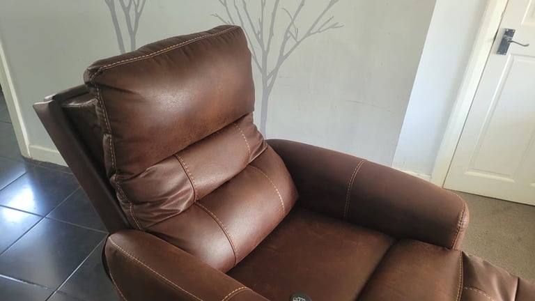 Fenetic Westminster Rise and Recliner Chair - Brown - Excellent Condition