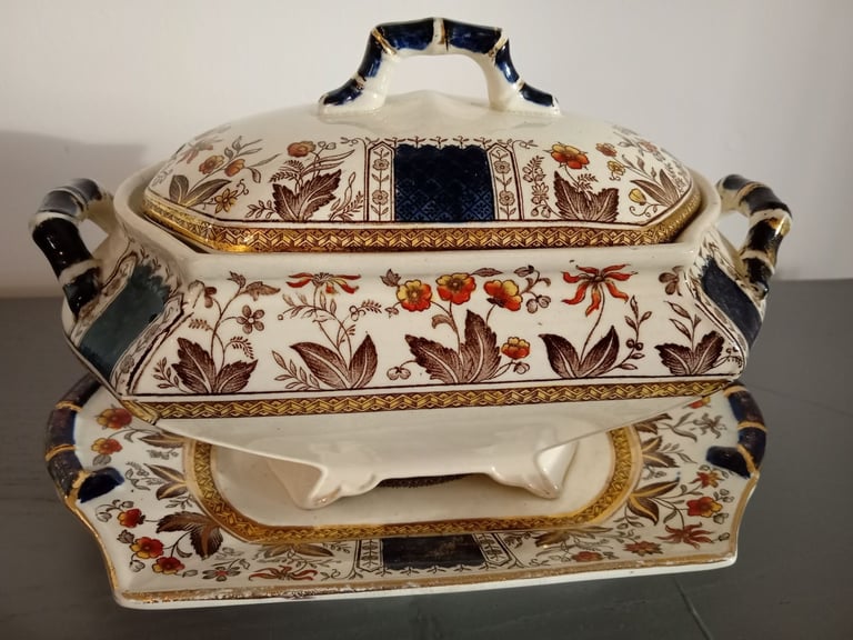 Ceramic pottery tureen 