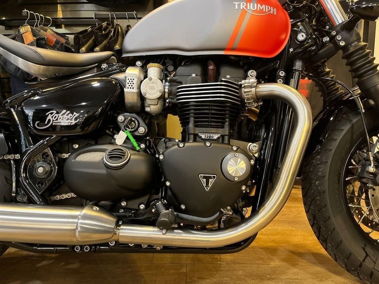 2025 Triumph Bonneville Bobber PREMIUM SINGLE COLOUR Petrol orange 6 Speed