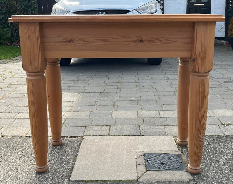 A CHUNKY SOLID PINE SIDE TABLE WITH WHEATSHEAF MOULDINGS