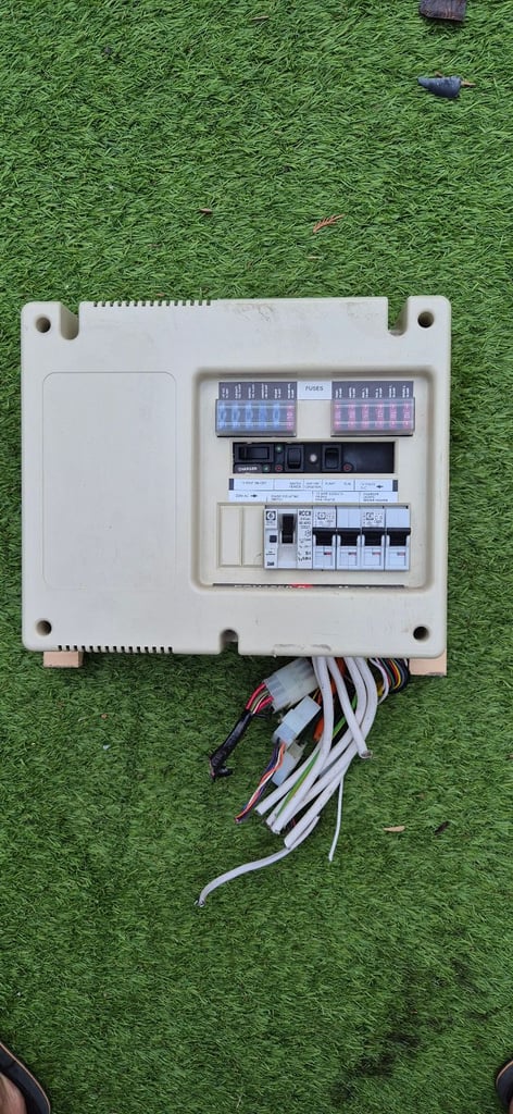 ZIG CPU 1250 POWER MASTER - power supply unit / battery charger for camper caravan motorhome boat.
