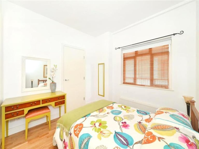 🏠 Bright and cozy room available in the vibrant area of Stratford