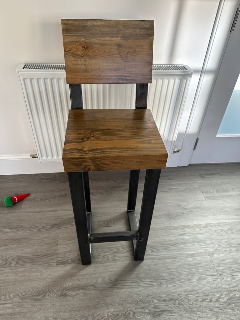 Industrial Kitchen Set Breakfast Table and Chairs for 4 | High Bar with Stools - very good condition