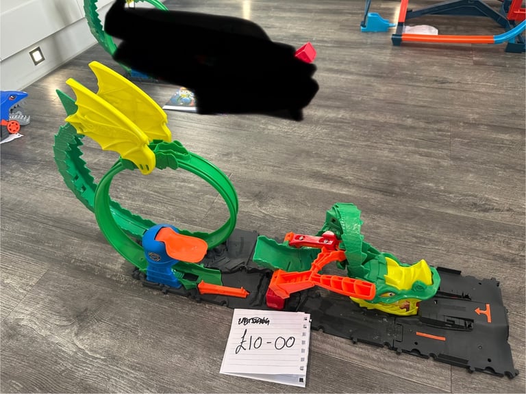 Assorted hot wheels sets and tracks 