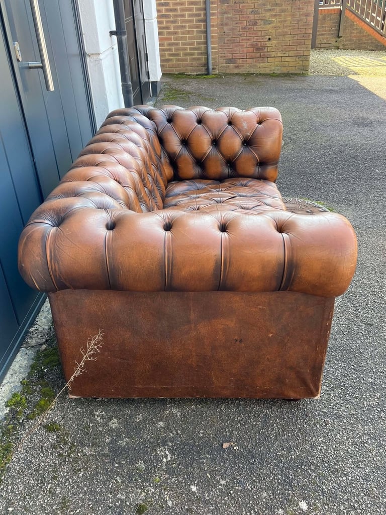 Stunning Fully buttoned Whisky Brown Leather Chesterfield 2-Seater Club Sofa