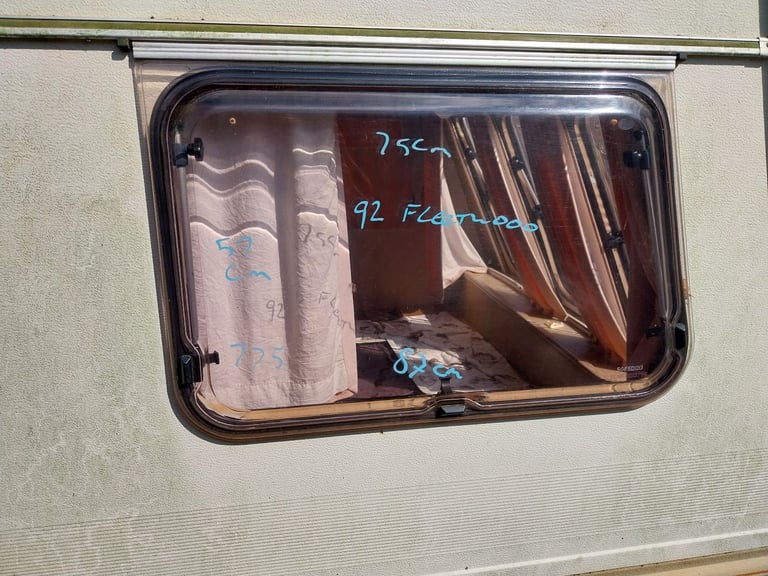 image for 1992 Fleetwood caravan side window 