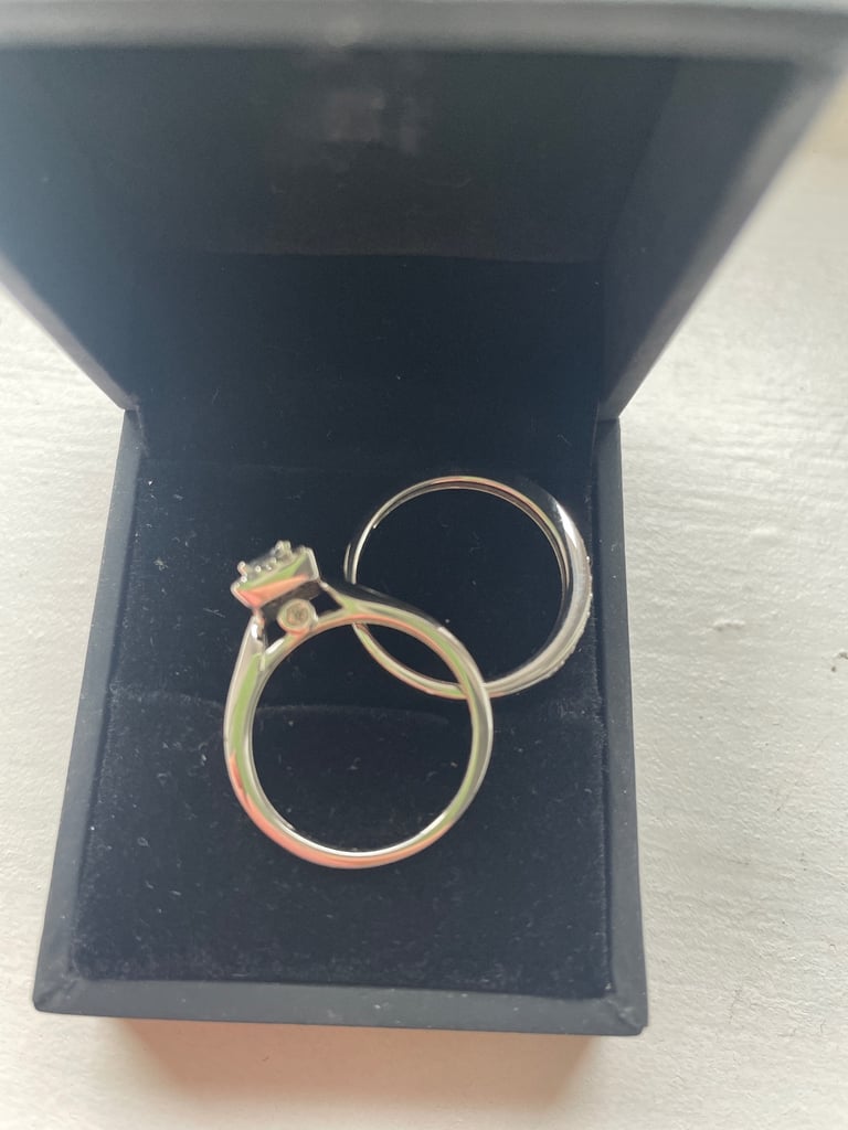 Diamond rings. Wedding band set 