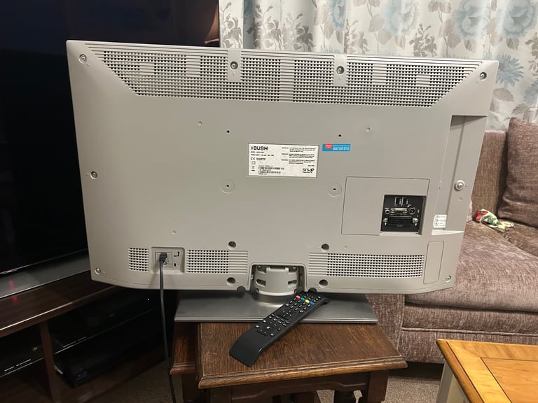 Bush 32in TV see photo for model number  H19in/49cm W29in/74cm D7.5in/19cm Good condition  B043