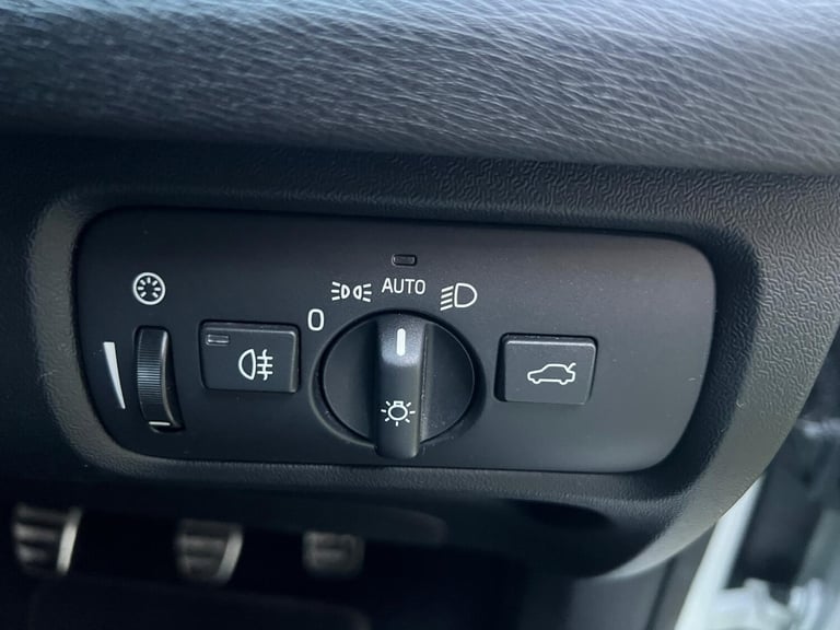 2018 Volvo V40 2.0 T2 R-Design Euro 6 (s/s) 5dr HATCHBACK Petrol Manual