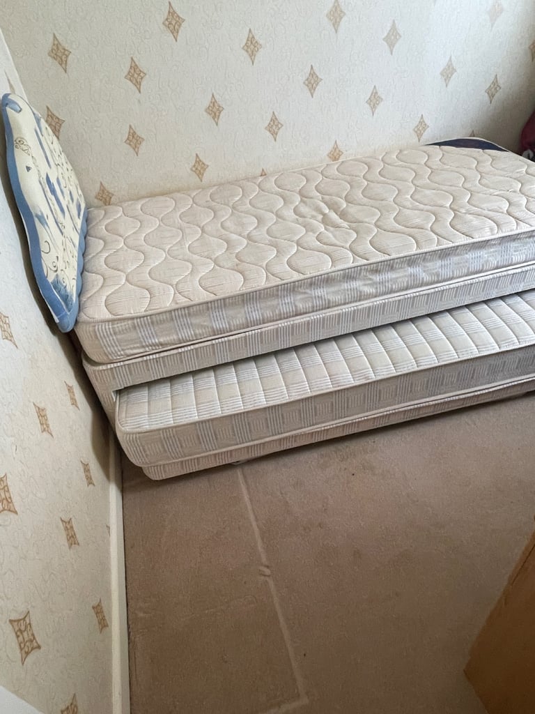 Trundle single bed makes on big bed 