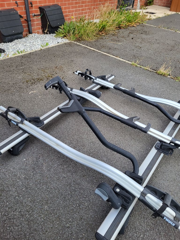 Thule Evo bars plus 3 x thule pro ride