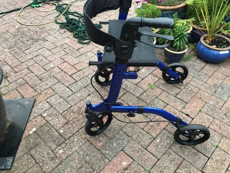 4 wheeled walking aid and seat