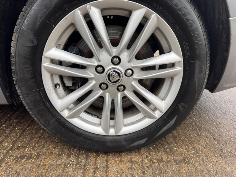 JAGUAR XF 2.2d Luxury Auto Euro 5 (s/s) 4dr 2011