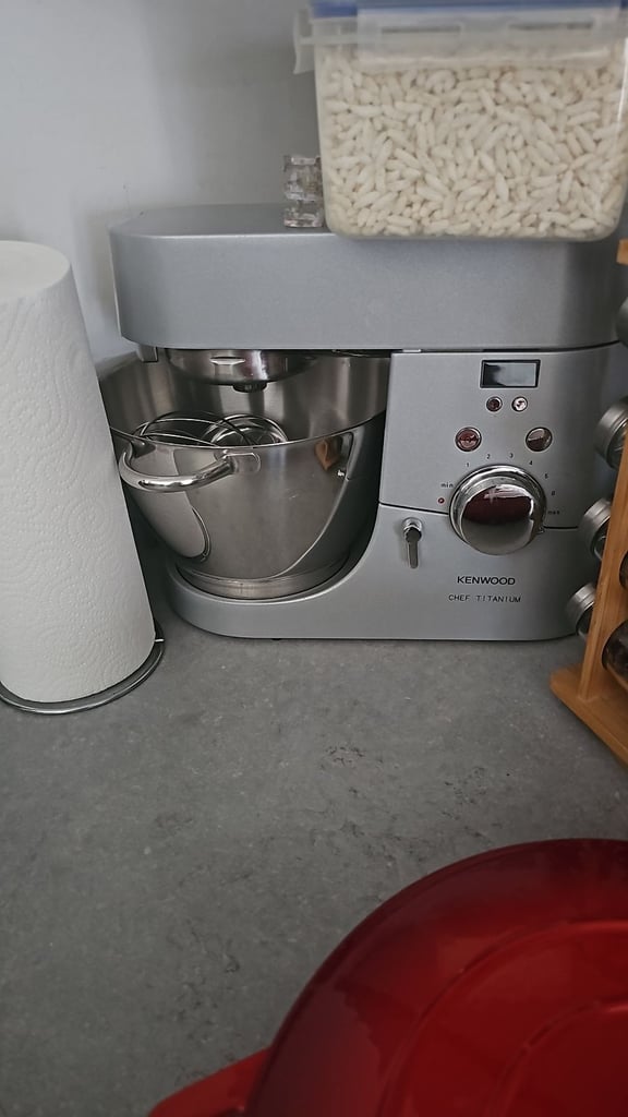 Kenwood stand mixer - chef Titanium KMC030