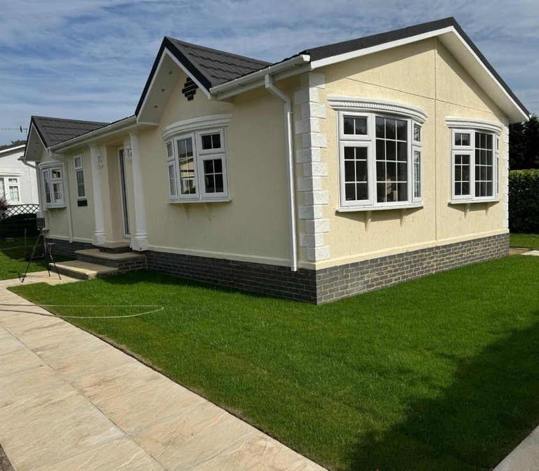 Omar Park Home in Surrey  - Lodge / Caravan 
