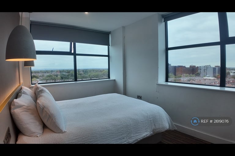 3 bedroom flat in West Point, Manchester, M16 (3 bed) (#2619076)