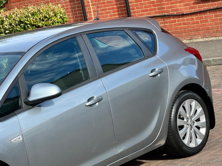 2011 Vauxhall Astra 1.4 16v Exclusiv Euro 5 5dr HATCHBACK Petrol Manual