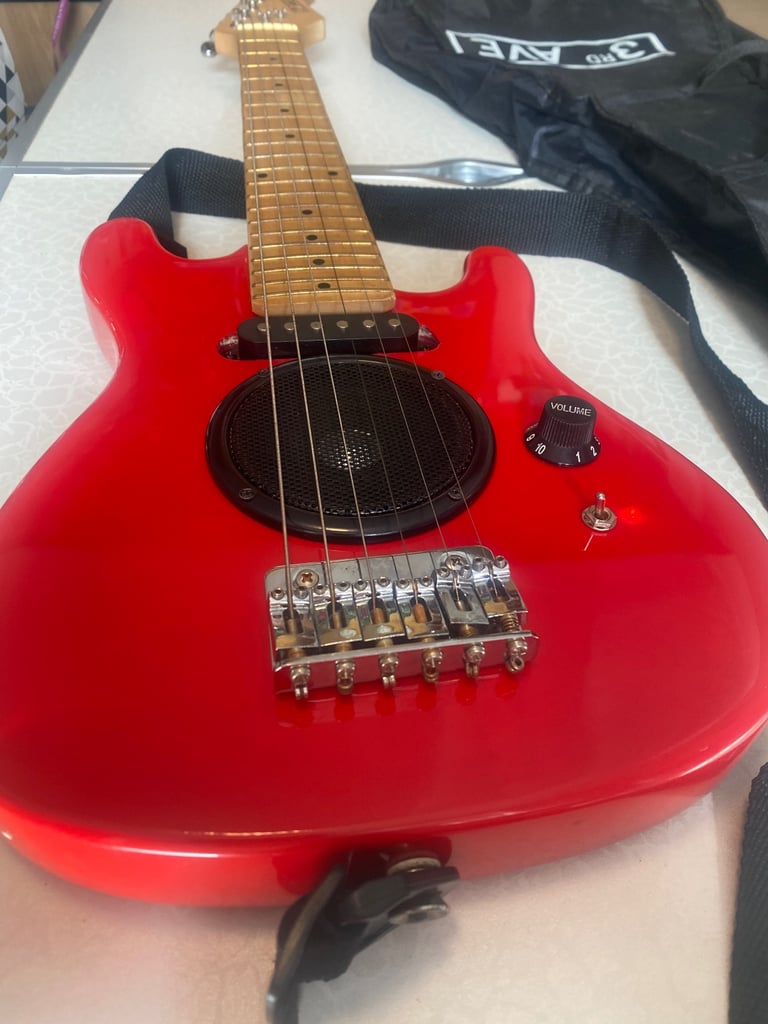 3rd Avenue Electric Guitar 3/4 Size built-in speaker and amp with Bag, Strap 