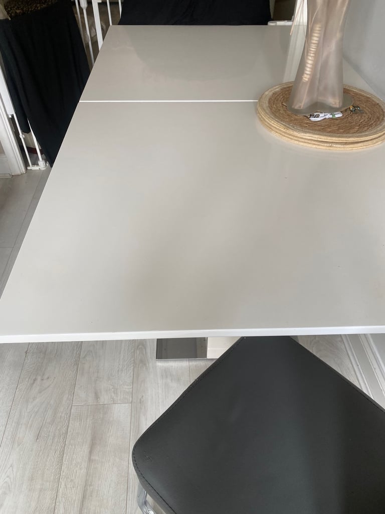Extendable Gloss Table