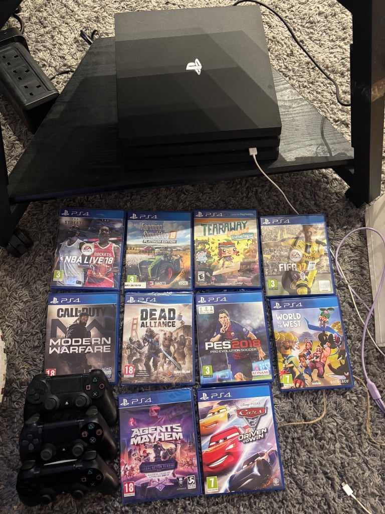 PlayStation 4 Pro, 3 controllers, 10 games