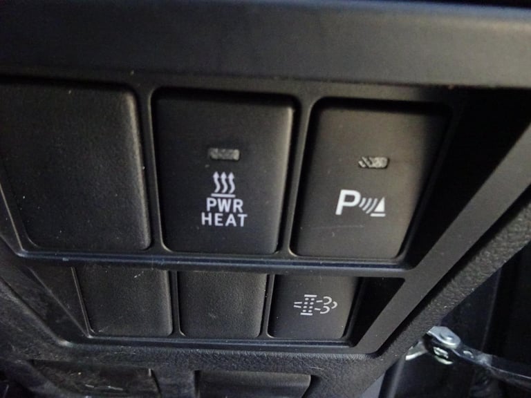 2024 73 REG TOYOTA HILUX INVINCIBLE D-4D 4WD DIESEL AUTO DAMAGED SALVAGE