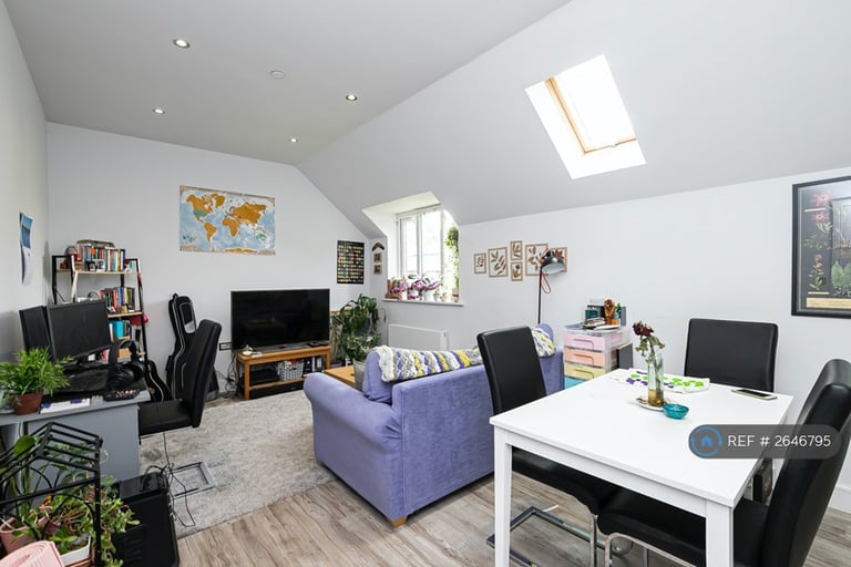 2 bedroom flat in Lawton Green, Loughton, IG10 (2 bed) (#2646795)